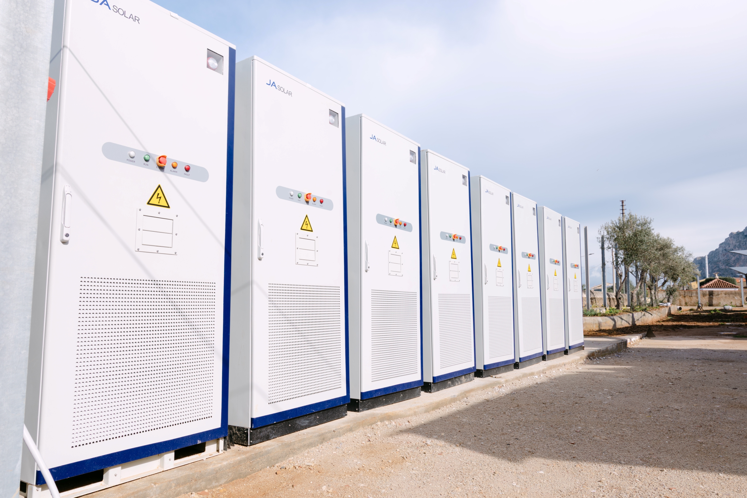 Reihe von Batteriespeichern für das Energiesystem des Hotels in Sizilien