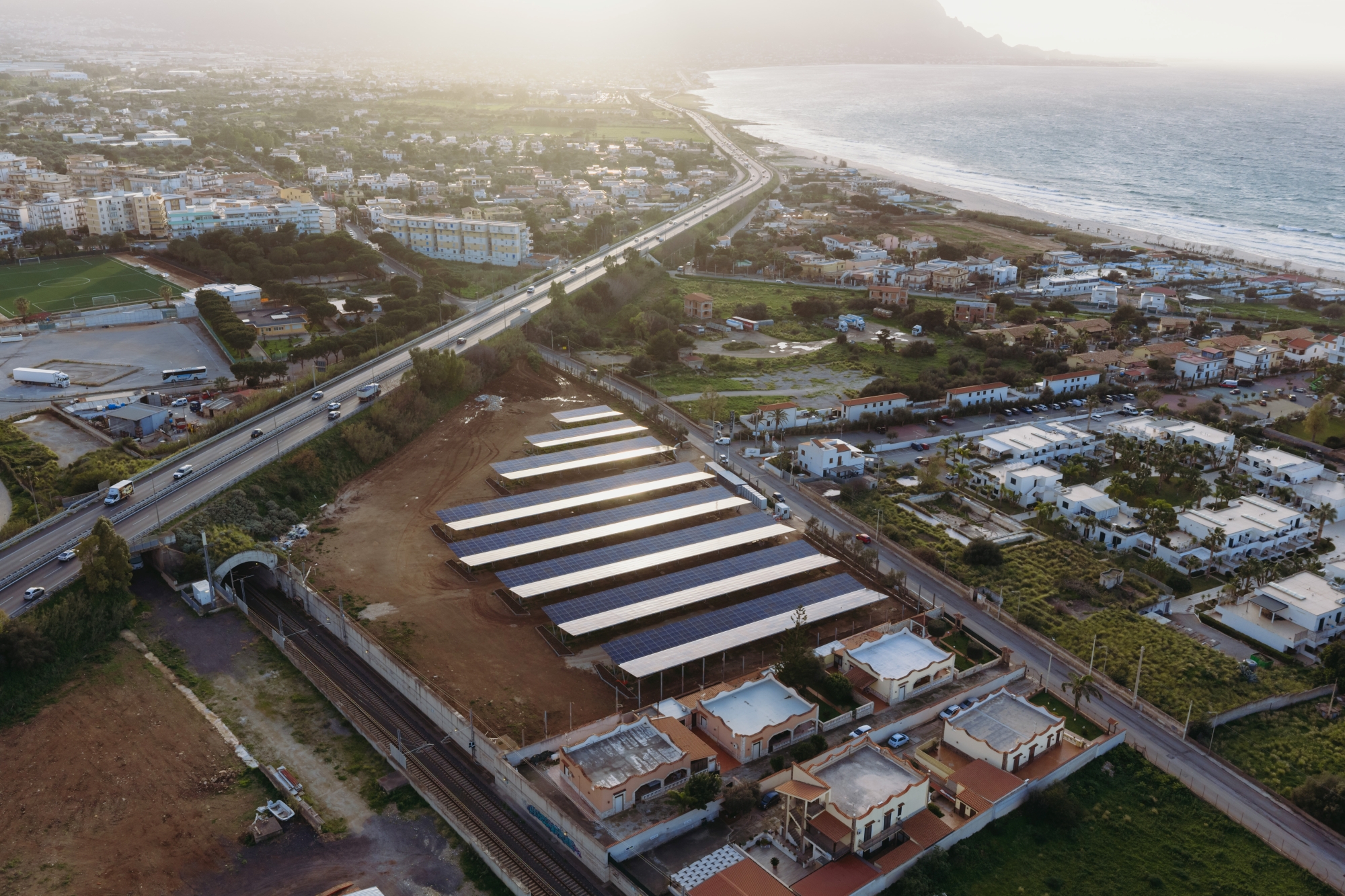 Luftaufnahme des Solar-Carports des Saracen Sands Hotel & Conference Centre in Isola delle Femmine, Sizilien, nahe dem Meer.