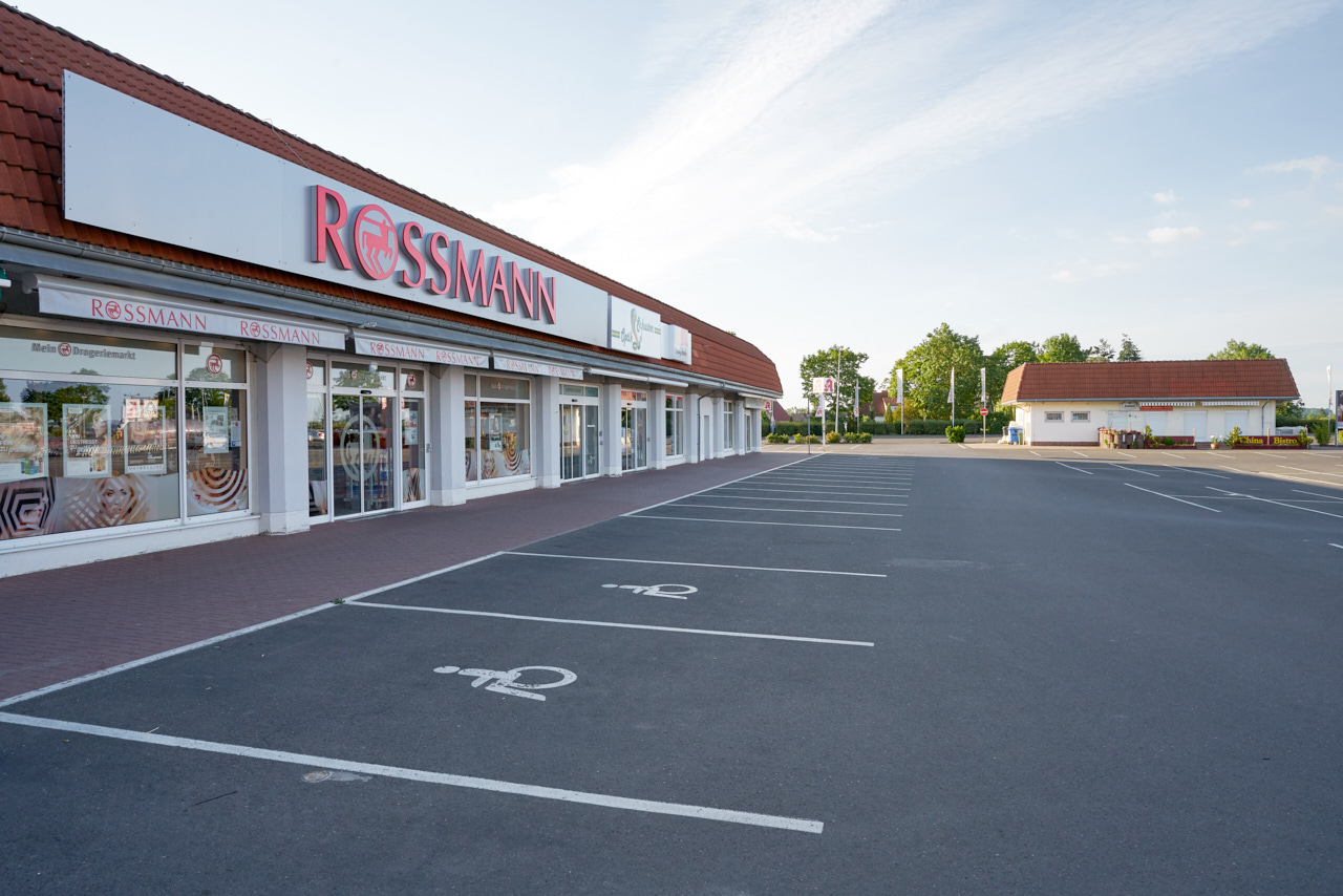 Nahversorgungszentrum in Seelow mit Rossmann-Filiale und leerem Parkplatz