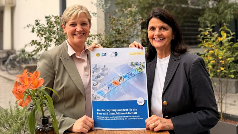 Prof. Dr. Verena Rock und Heike Gündling präsentieren das Wertschöpfungskonzept 2026 vor einem modernen Bürogebäude.